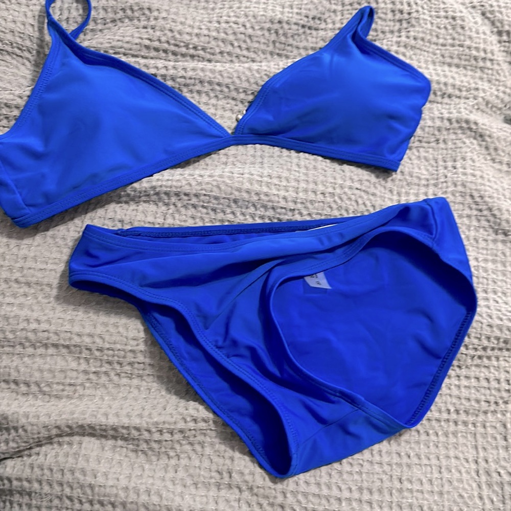 Very pretty in water, the perfect blue, runs big